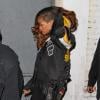 Rihanna, sous très bonne escorte, quitte le Playhouse. Los Angeles, le 2 mars 2013.