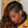 Rihanna, sous très bonne escorte, quitte le Playhouse. Los Angeles, le 2 mars 2013.