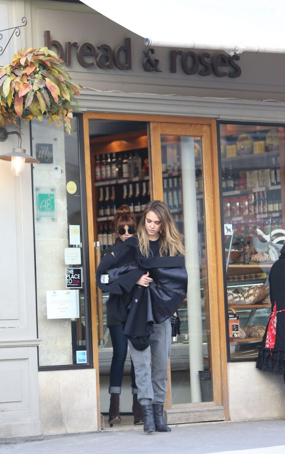 Jessica Alba et sa fille Honor sortent de chez Bread and Roses à Paris le 04/03/2013