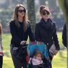 Jessica Alba, des amies et sa fille Honor au Jardin du Luxembourg à Paris le 04/03/2013