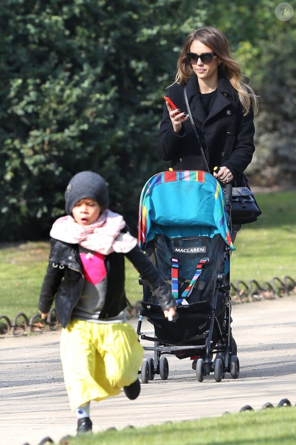 Jessica Alba et sa fille Honor au Jardin du Luxembourg à Paris le 04/03/2013