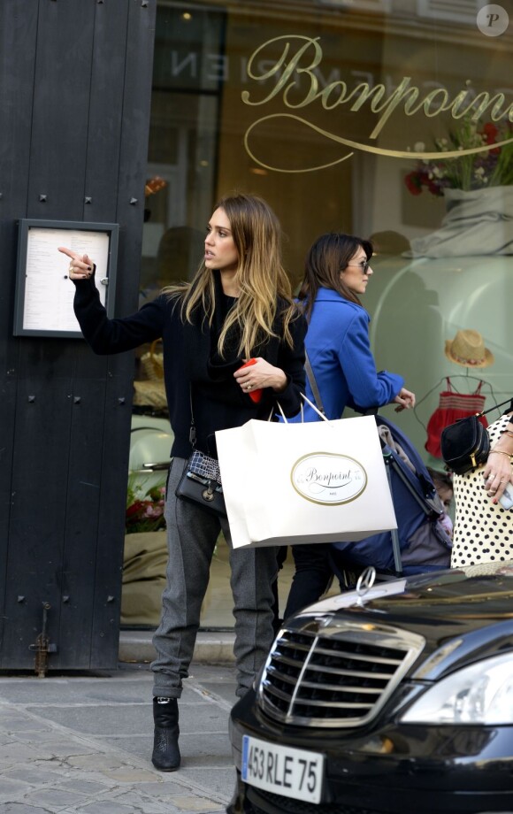 Jessica Alba a fait un peu de shopping chez Bonpoint à Paris le 4 mars 2013