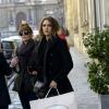 Jessica Alba fait du shopping chez Bonpoint à Paris le 4 mars 2013
