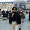 Inès de la Fressange arrive place Vendôme pour assister au défilé Giambattista Valli. Paris, le 4 mars 2013.