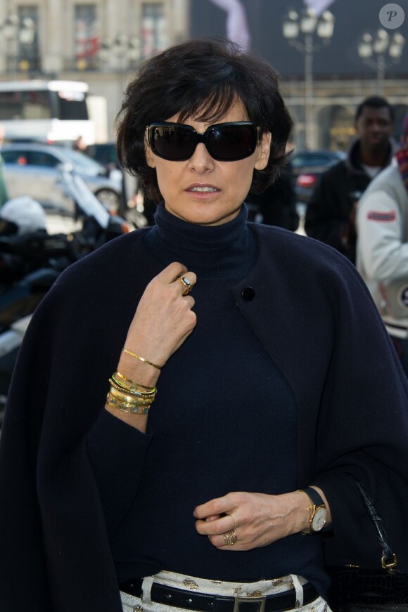 Inès de la Fressange poursuivait son marathon Fashion Week place Vendôme où avait lieu le défilé Giambattista Valli. Paris, le 4 mars 2013.