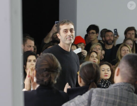 Le couturier italien Giambattista Valli salue ses invités à l'issue de son défilé prêt-à-porter automne-hiver 2013. Paris, le 4 mars 2013.