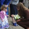 La duchesse de Cambridge, Kate Middleton, enceinte, se rend au Fishing Heritage Centre à Grimsby le 5 mars 2013. Elle parle avec la foule et salue les enfants.