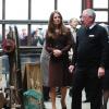 La belle duchesse de Cambridge, Kate Middleton, enceinte et détendue se rend au Fishing Heritage Centre à Grimsby le 5 mars 2013.