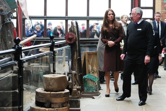 La belle duchesse de Cambridge, Kate Middleton, enceinte et détendue se rend au Fishing Heritage Centre à Grimsby le 5 mars 2013.