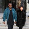 Kim Kardashian, enceinte, et son compagnon Kanye West dans les rues de Paris. Le 4 mars 2013.