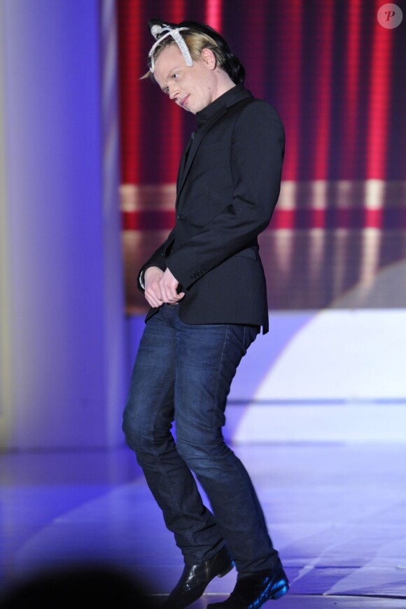 Alex Lutz lors de l'enregistrement de l'émission Vivement dimanche diffusée le 10 mars 2013 sur France 2