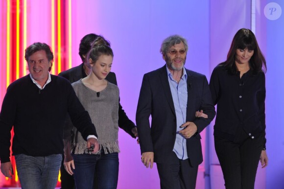 Daniel Auteuil, Lou de Laâge, Tchéky Karyo et Marina Hands lors de l'enregistrement de l'émission Vivement dimanche diffusée le 10 mars 2013 sur France 2