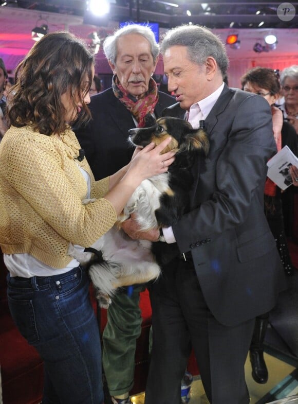 Aida Folch, Jean Rochefort et Michel Drucker et sa chienne Isia lors de l'enregistrement de l'émission Vivement dimanche diffusée le 10 mars 2013 sur France 2