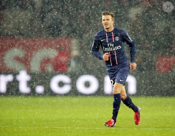 David Beckham sous la pluie fait ses grands débuts sous le maillot du Paris Saint-Germain face à l'Olympique de Marseille le 24 février 2013 à Paris au Parc des Princes
