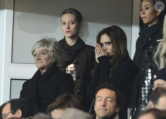 Victoria Beckham et Sandra Beckham lors du match entre le PSG et Marseille lors de la 26eme journée de Ligue 1 au Parc des Princes à Paris le 24 février 2013