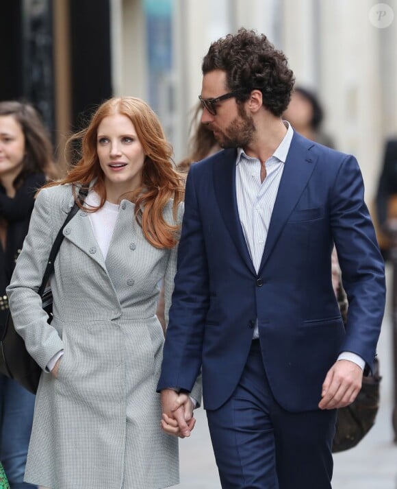 Avant d'éventuellement jouer dans Tarzan, Jessica Chastain et son compagnon Gian Luca Passi se promènent à Paris, le 6 mars 2013.