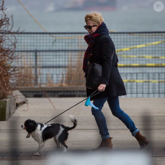 Michelle Williams, souriante, promenant son chien dans le vent new-yorkais le 6 mars 2013