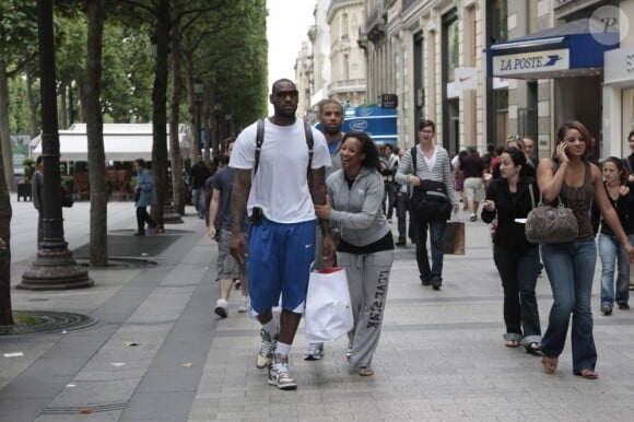 LeBron James et sa compagne Savannah Brinson le 18 juin 2009 à Paris