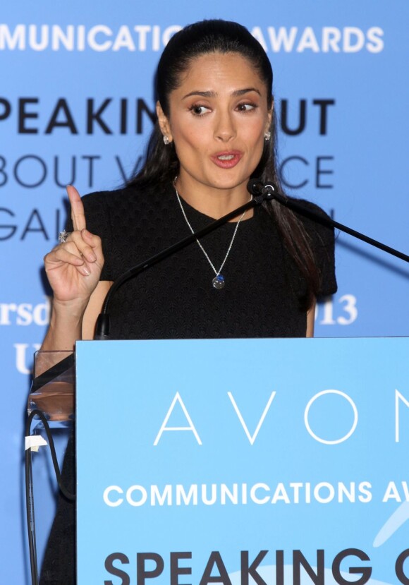 Salma Hayek en plein discours lors des Avon Communications Awards: Speaking Out About Violence Against Women au siège de l'ONU. New York, le 7 mars 2013.
