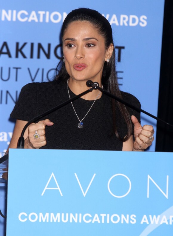 Salma Hayek, ambassadrice mondiale de la Avon Foundation for Women, assiste aux Avon Communications Awards: Speaking Out About Violence Against Women au siège de l'ONU. New York, le 7 mars 2013.