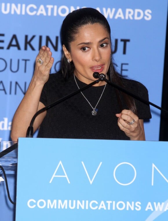 Salma Hayek lors des Avon Communications Awards: Speaking Out About Violence Against Women au siège de l'ONU. New York, le 7 mars 2013.