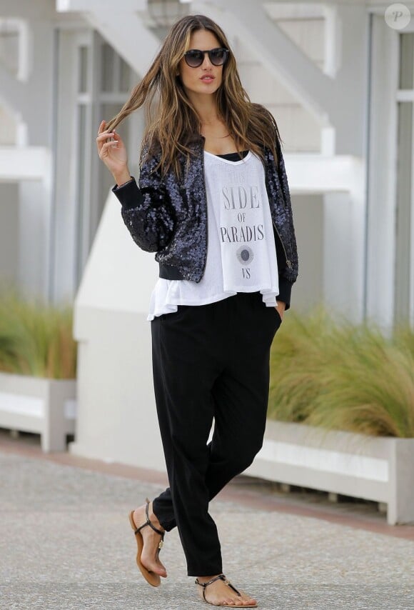 Alessandra Ambrosio en pleine séance photo pour Victoria's Secret à Santa Monica. Le 7 mars 2013.