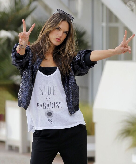 Alessandra Ambrosio se tient prête pour l'été avec Victoria's Secret. Santa Monica, le 7 mars 2013.