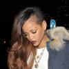 Rihanna d'humeur festive à Londres, porte une parka Army by Yves Salomon, un top court et un jean de sa collection Rihanna for River Island et des sandales Manolo Blahnik. Le 4 mars 2013.