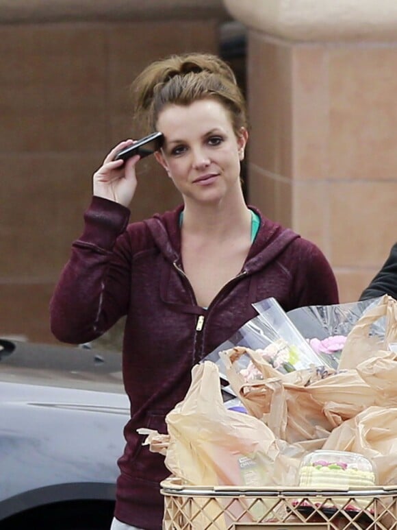 La chanteuse Britney Spears faisant ses courses dans un supermarché de Los Angeles, le vendredi 8 mars 2013.