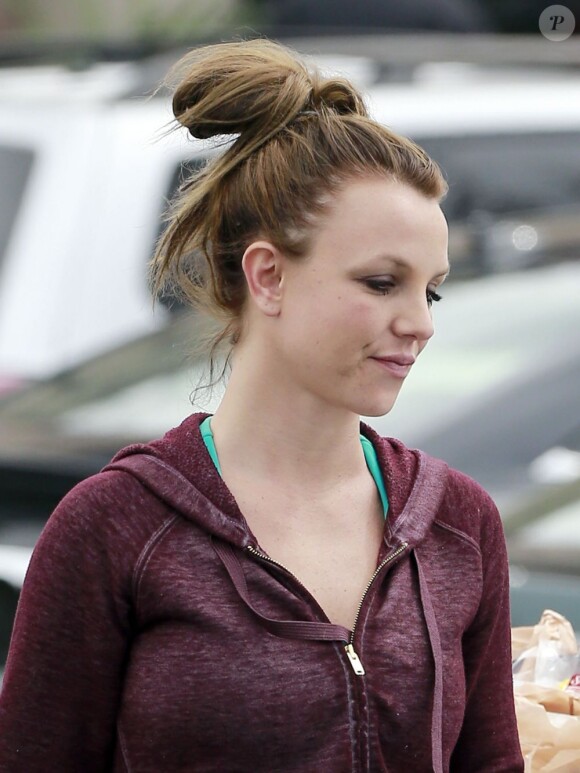 La popstar Britney Spears faisant ses courses dans un supermarché de Los Angeles, le vendredi 8 mars 2013.