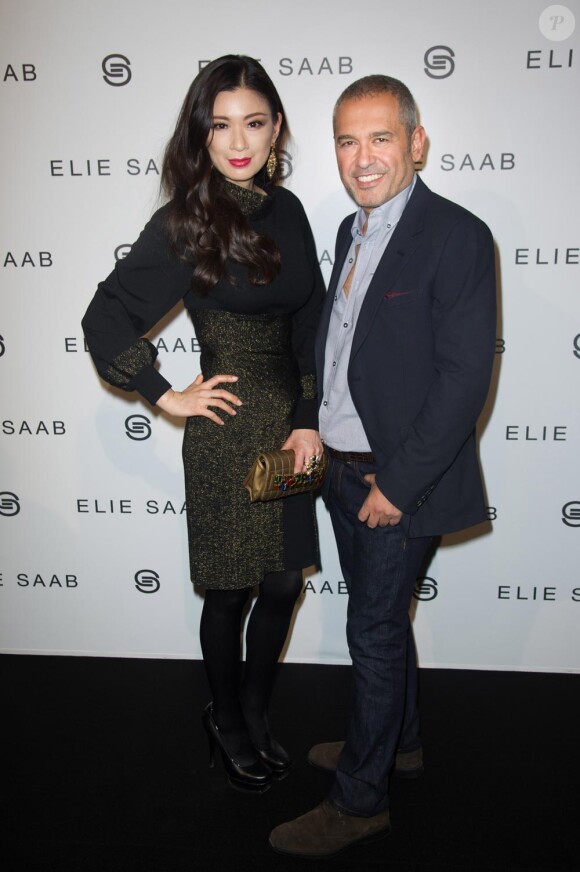 Rebecca Wang reçue en backstage par Elie Saab le 6 mars 2013 pendant la Fashion Week parisienne.