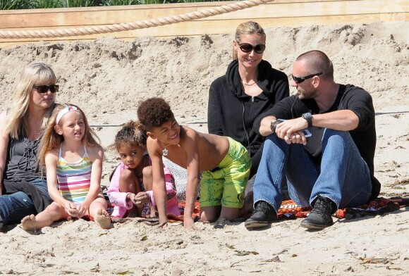 Heidi Klum sur une plage de Los Angeles, en compagnie de ses enfants et de son petit ami Martin Kirsten, le 10 mars 2013.