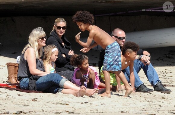Heidi Klum en compagnie de son petit ami Martin Kirsten et de ses enfants lors d'une sortie à la plage, à Los Angeles, le 10 mars 2013.