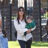 Kourtney Kardashian plus mince que jamais, son compagnon Scott Disick et leurs enfants Mason et Penelope dans un parc de Los Angeles, le 10 mars 2013.