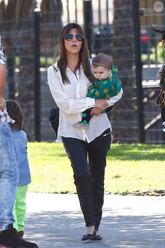 Kourtney Kardashian plus mince que jamais, son compagnon Scott Disick et leurs enfants Mason et Penelope dans un parc de Los Angeles, le 10 mars 2013.