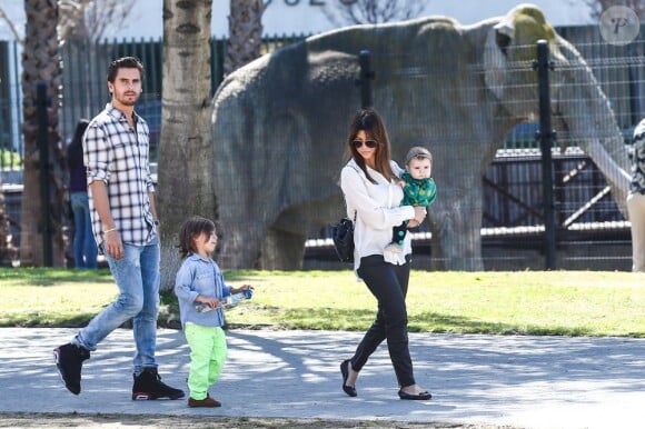 Kourtney Kardashian, son compagnon Scott Disick et leurs adorables enfants Mason et Penelope dans un parc de Los Angeles, le 10 mars 2013.