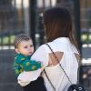 Kourtney Kardashian, son compagnon Scott Disick et leurs enfants Mason et Penelope dans un parc de Los Angeles, le 10 mars 2013.