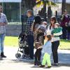 Kourtney Kardashian, son compagnon Scott Disick et leurs enfants Mason et Penelope dans un parc de Los Angeles, le 10 mars 2013.