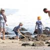 Naomi Watts, ses fils Alexander et Samuel, et son mari Liev Schreiber sont allés explorer le dessous des rochers sur une plage à Malibu. Le 9 mars 2013.