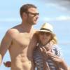 Naomi Watts et son mari Liev Schreiber sont allés explorer le dessous des rochers sur une plage à Malibu. Le 9 mars 2013.