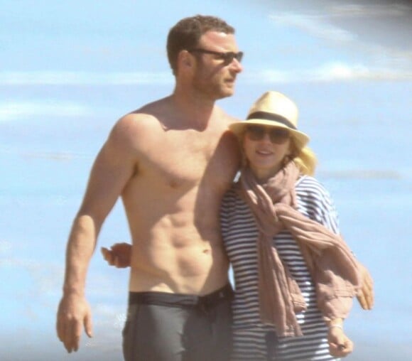 Naomi Watts et son mari Liev Schreiber sont allés explorer le dessous des rochers sur une plage à Malibu. Le 9 mars 2013.