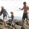 Naomi Watts, ses fils et son mari Liev Schreiber sont allés explorer le dessous des rochers sur une plage à Malibu. Le 9 mars 2013.
