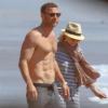 Naomi Watts et son époux Liev Schreiber sont allés explorer le dessous des rochers sur une plage à Malibu. Le 9 mars 2013.