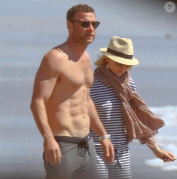 Naomi Watts et son époux Liev Schreiber sont allés explorer le dessous des rochers sur une plage à Malibu. Le 9 mars 2013.