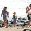Naomi Watts, ses fils Alexander et Samuel, et son mari Liev Schreiber sont allés explorer le dessous des rochers sur une plage à Malibu. Le 9 mars 2013.