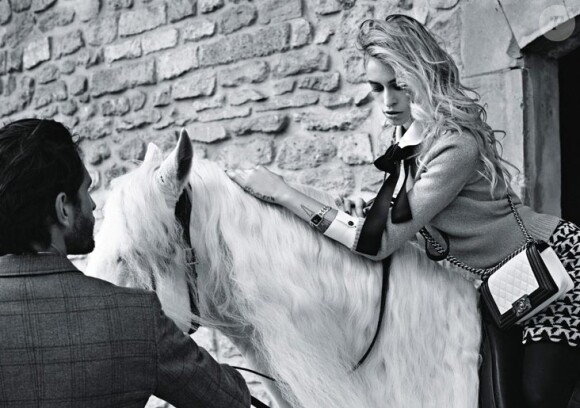 Campagne Boy de Chanel avec Alice Dellal. Photographiée par Karl Lagerfeld.