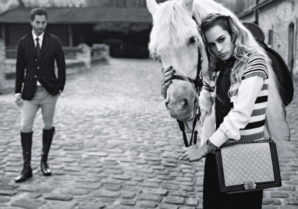 Campagne Boy de Chanel avec la it-girl Alice Dellal. Photographiée par Karl Lagerfeld.