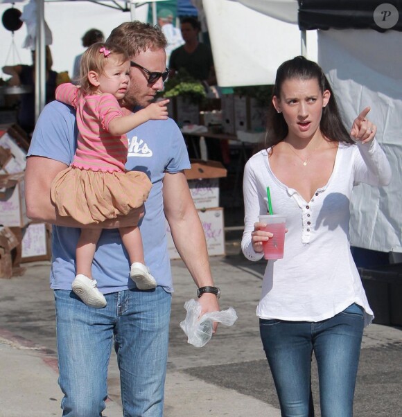 Ian Ziering fait ses courses avec sa femme Erin Ludwig et leur fille Mia au marché de West Hollywood le 7 octobre 2012.