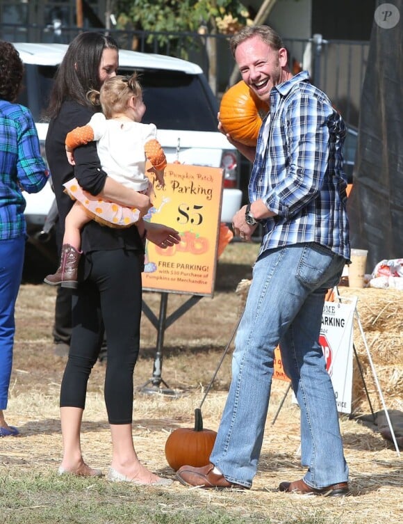 Ian Ziering se rend à la ferme aux citrouilles avec sa femme Erin et leur fille Mia à West Hollywood, le 6 octobre 2012.
