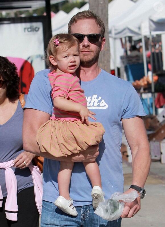 Ian Ziering fait ses courses avec sa femme Erin Ludwig et leur fille Mia à Los Angeles, le 7 octobre 2012.